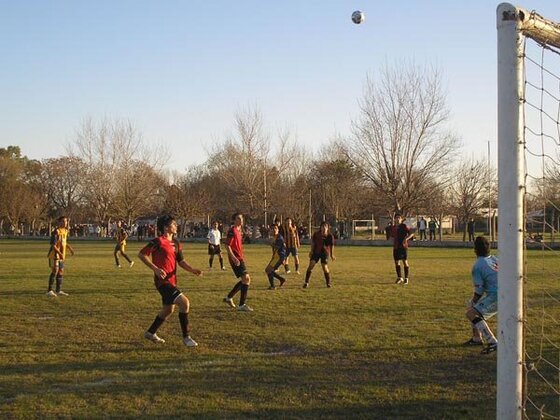 Esta pelota bombeada caerá justo detrás de Jaime. El arquero voló y la sacó al corner. Fue la última del clásico.