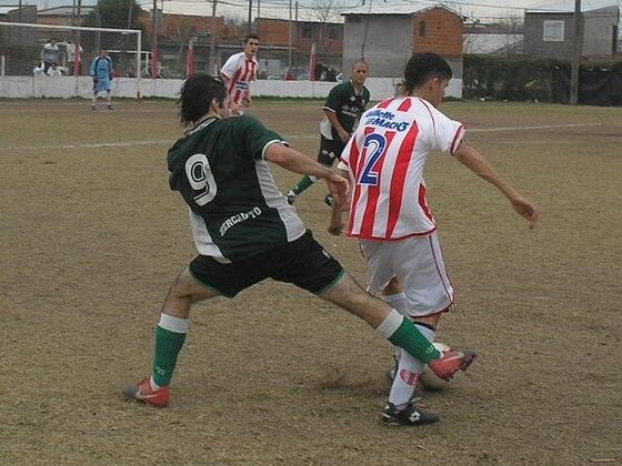 Martín Gómez intenta salir jugando pese a la presión de Juan Navarro. Los dos convirtieron un gol.