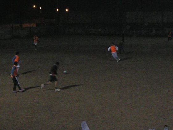 La Primera división realizando una de sus practicas semanales. Pueden entrenar recién a las 20 horas.
