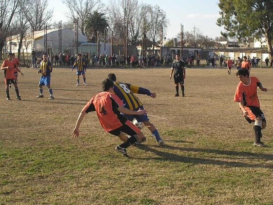 Joel D'agostino, otro que hizo un buen partido, engancha para el medio y elimina a Jesús Cornejo.