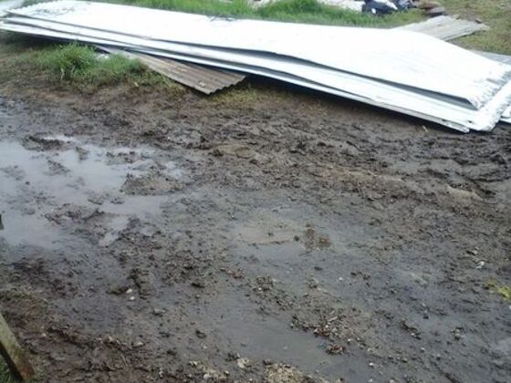 El techo de los vestuarios y los baños se desprendieron quedando sobre el barro.