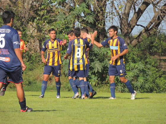 En el amanecer del partido, Lucero puso el 1-0. Todos lo abrazan tras el gol.