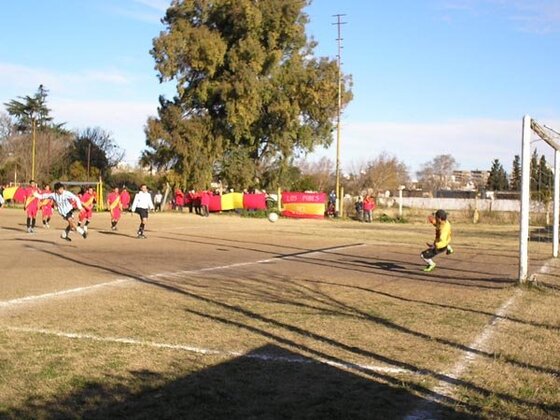 El gol de Maxi Medina de penal, el segundo del partido. Le cambió muy bien el palo al arquero Armand.