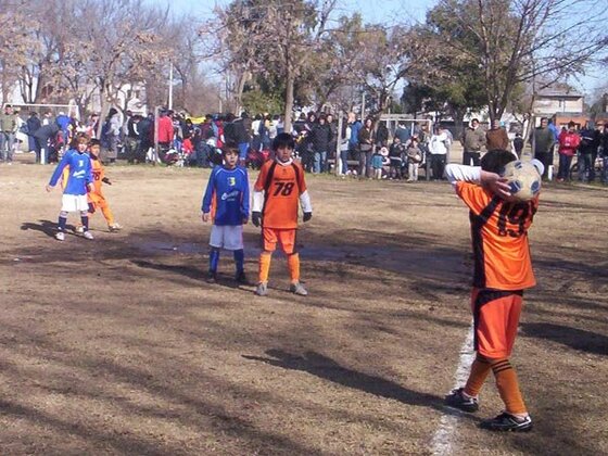 Uno de los mellizos Gill busca a su hermano en un saque de banda. Los dos son claves para el equipo.