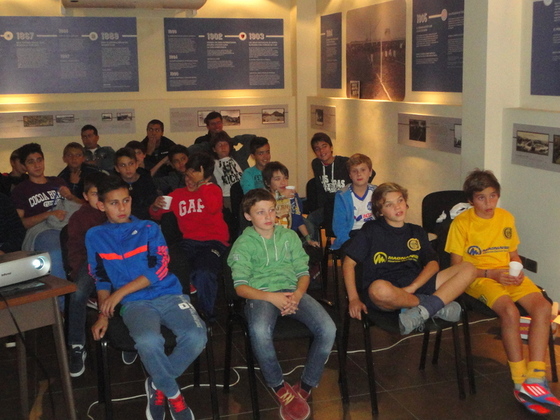 Con un pie en el avión. Los chicos siguieron atentos la exposición de Silvina Giammaría.