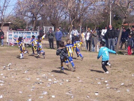 Los más chiquitos del baby son tan rápidos que se hizo difícil interceptarlos en la vuelta olímpica.