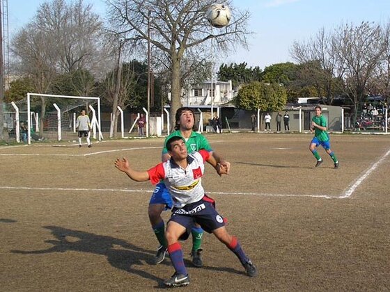 Gustavo Sosa marcado a presión por Bruno Spreggero, segundo central del verde. Todo fue meter y meter.
