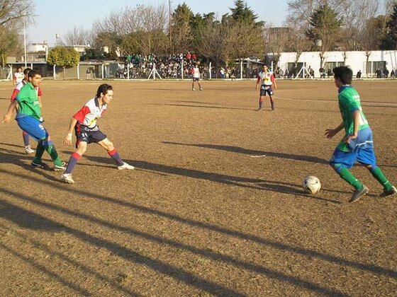 Matías Gómez, "gomito", con 20 años intenta ser el armador de su equipo. Aquí Rivero le marca el pase.