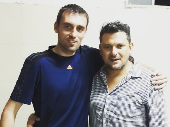 Franco Armani, el ex delantero de Newell's y Tiro Federal entre otros, al momento de arreglar con el presidente de Coronel Aguirre, Diego Lavezzi. Foto: Socios Adherentes Coronel Aguirre.
