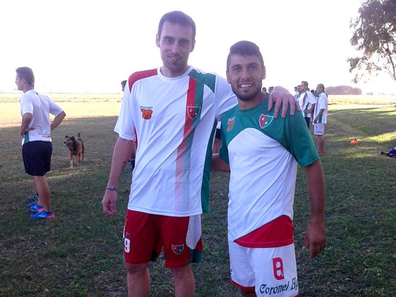 El Beto Armani con Matías Mologni, otro de los refuerzos rojiverdes. Foto: Lucas Santillán.
