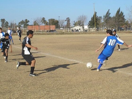 Franco Fiscella, el más lúcido de los 22 en cancha, cambia de frente. El DT lo cuidó reemplazándolo pronto.