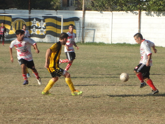 Toque y devolución. Arijón, cuando puede, juega un fútbol vistoso. Ambos lo hicieron.