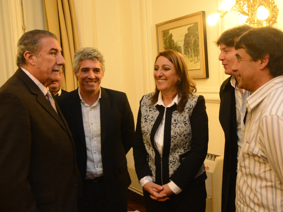 Giammaría, Presidente de la Asociación Rosarina, en charla amena con Ghiglione, Fein y Luciano Cefaratti, Vicepresidente de Rosario Central. Foto: Gentileza Diario El Ciudadano.