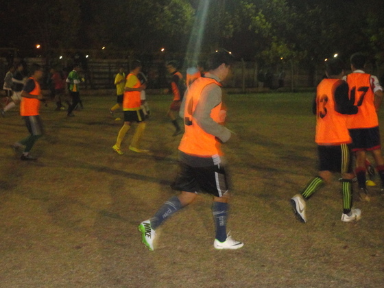 Se repartieron las pecheras y los jugadores se fueron turnando para entrar