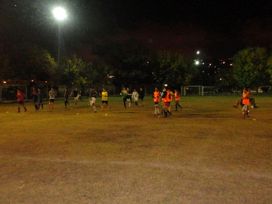 Los jugadores precalentando antes de comenzar el partido