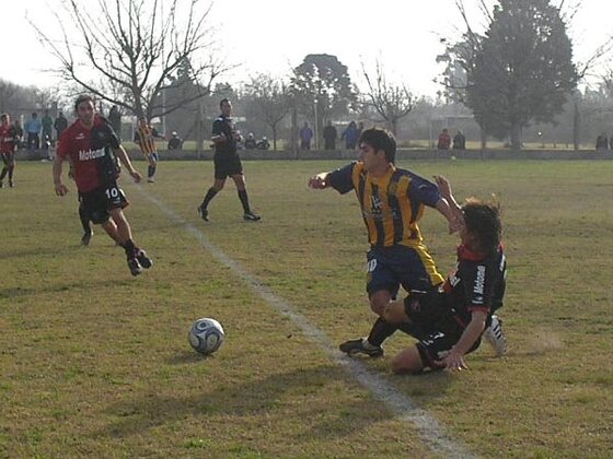 Galvaliz es derribado por Isnaldo. Ni uno ni otro pudieron pesar demasiado en el ataque de su equipo.