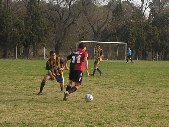 Cesanelli encara a Lucas Lazo. El delantero rojinegro forzó varias jugadas bien pero le faltó el gol.