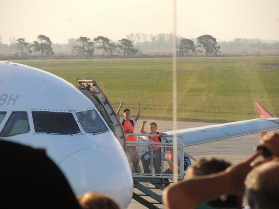 Los chicos parten rumbo a Disney y los padres los despiden.