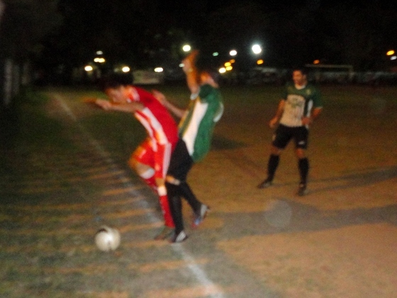 El balón se va afuera, en una acción del primer mini tiempo. El rojo debió jugar apurado.