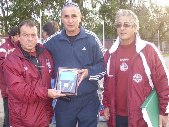 Intercambio de plaquetas entre Víctor Torres, de Olympia, y los Coordinadores del fútbol juvenil de Lanús.