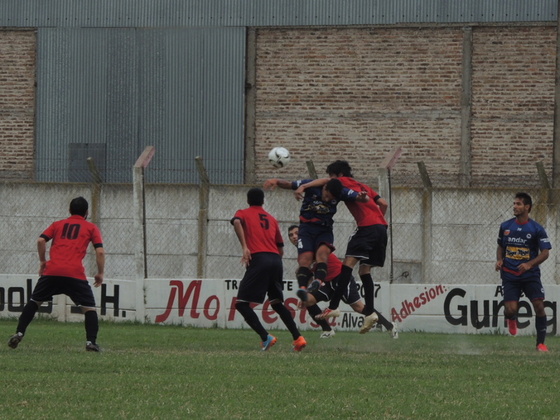 Solidez aérea. Unión perdió poco y nada desde arriba en los balones que llegaron a su área.