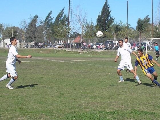 Manuel Gutiérrez y Ezequiel Lazo observan la pelota perdida. Los centrales de Tiro son muy grandotes.