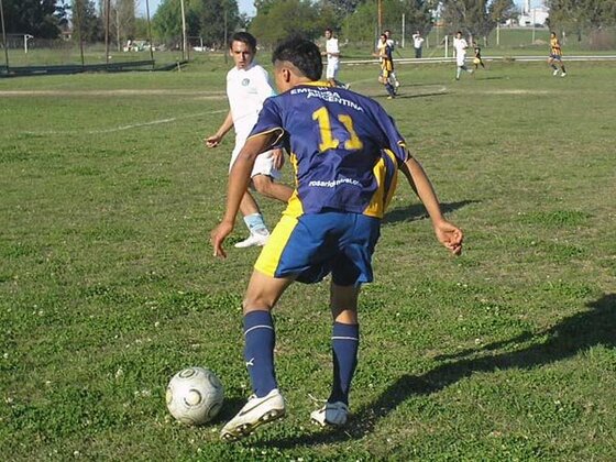 Damián Fernández, y su atrevido corte de cabello, encaran al lateral tirolense. El zurdo fue clave.