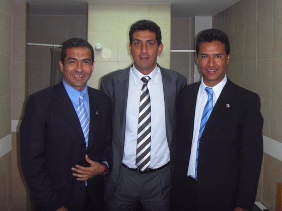 Ayala, Pezzotta y Lechner, sonrientes en el vestuario arbitral del estadio Florencio Sola de Banfield.