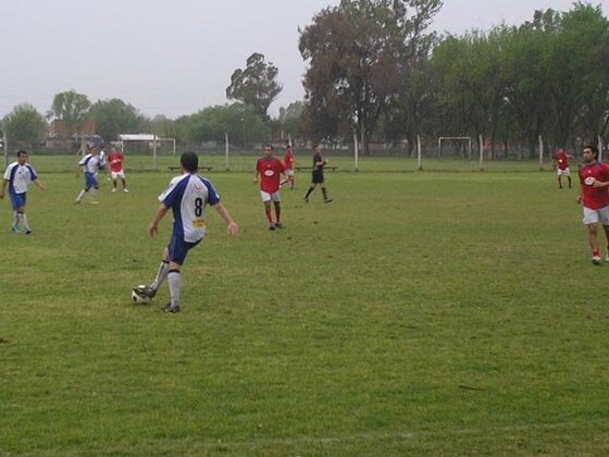 Emiliano Damario, que aquí jugó en Newell's y Tiro Federal, convirtió uno de los goles del equipo blanco.