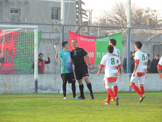 Flores Ronconi ya le mostró la roja a Jaime. Fueron 10 minutos para olvidar.