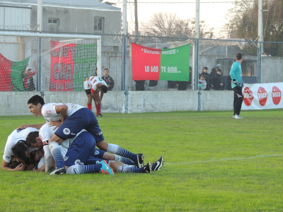 Así terminó. Rivadavia festeja el cuarto ante la desazón de Aguirre.