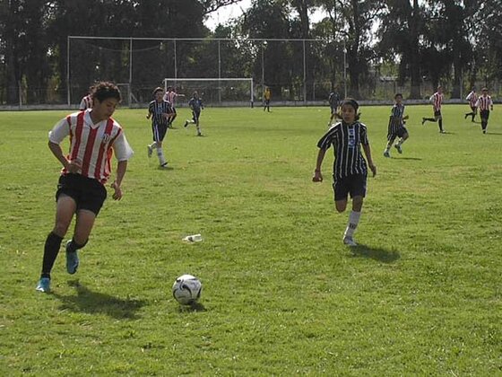 Sergio Reyes, otro de los chicos de Griffa, se perfila para sacar el derechazo. El delantero metió dos.
