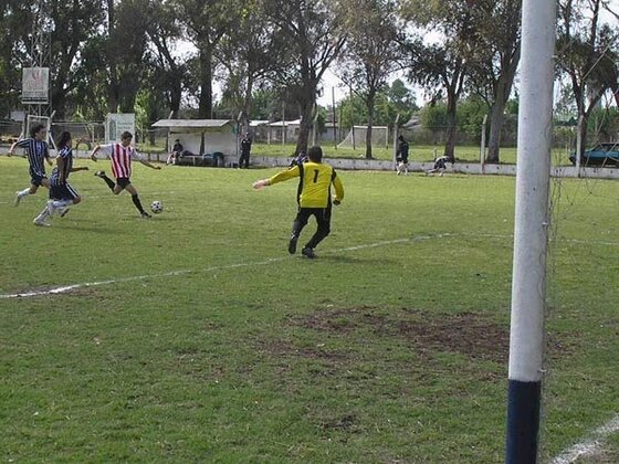 Kevin Domenech a punto de convertir el tercer gol. El chico del salaíto pisó el área y le dio de zurda.