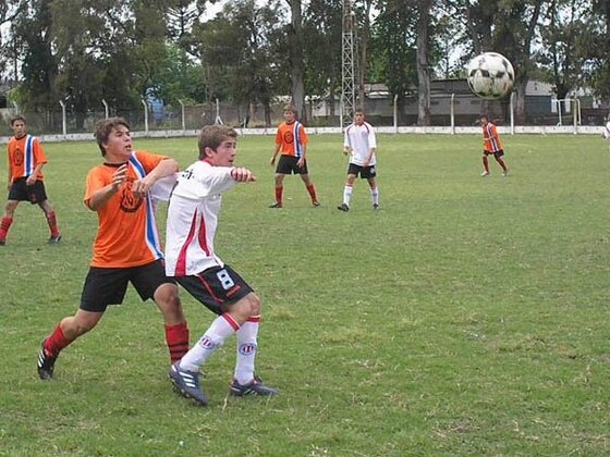 Iván Gamarra, volante de Rosario Central, aguanta bien un balón durante el cotejo ante el duro Córdoba.