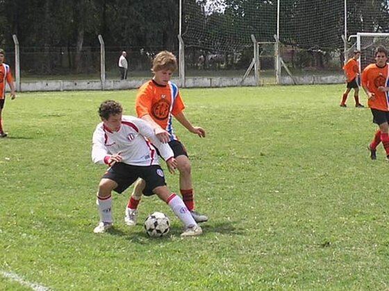 Gastón Fernández Ruggieri, engancha en otra imagen correspondiente al partido ante el selectivo cordobés.