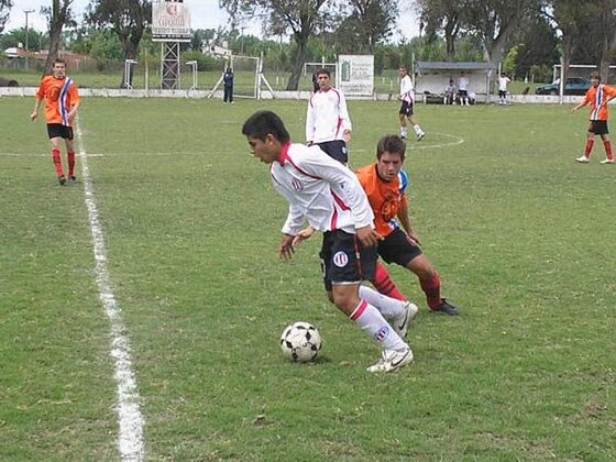 "Gomito" pisa y pasa. Brayan Gómez Cano, el diez del equipo hasta entonces puntero, juega siempre lindo.