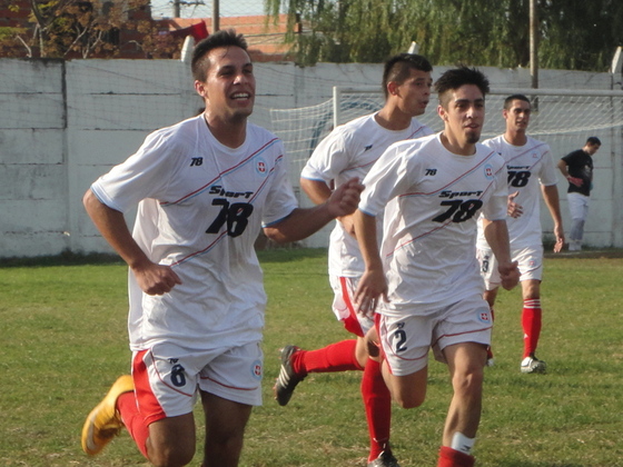 Conrado Mart&iacute;nez festeja su primer gol y corre al banco para abrazar a un compa&ntilde;ero.