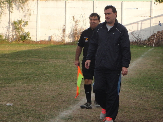 Hubo mucho diálogo entre la terna y Narduzzi, DT local. Viejos conocidos de la Cañadense.