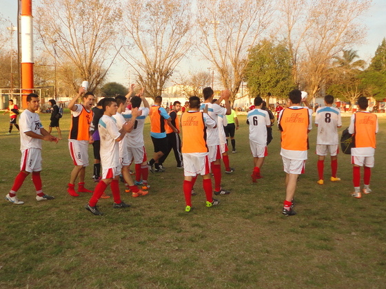 Desahogo y saludo a su parcialidad. Tiro Suizo ganó por primera vez en su cancha.