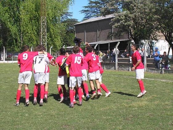 La vuelta olímpica fue acompañada por los aplausos de los padres presentes y del resto de los equipos.