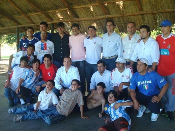Parados, y en el centro, Chamot, Zermatten, Diego Gutierre y el intendente de Gálvez, Jorge Murabito.