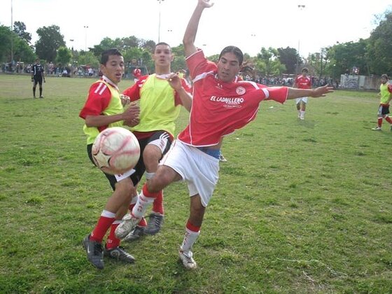 Típico partido de Rosarina. Balmaceda, Lacava y Luján, buscan un balón. Así se metió en el primer tiempo.