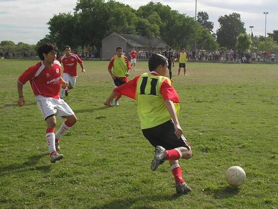 Balmaceda toca apurado por Juárez. Tan humilde es Arijón que no tiene camiseta alternativa y usó pechera.