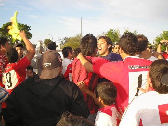 Emanuel Leiva y Fernando Balmaceda, entre otros jugadores, saltan y cantan apenas terminado el partido.