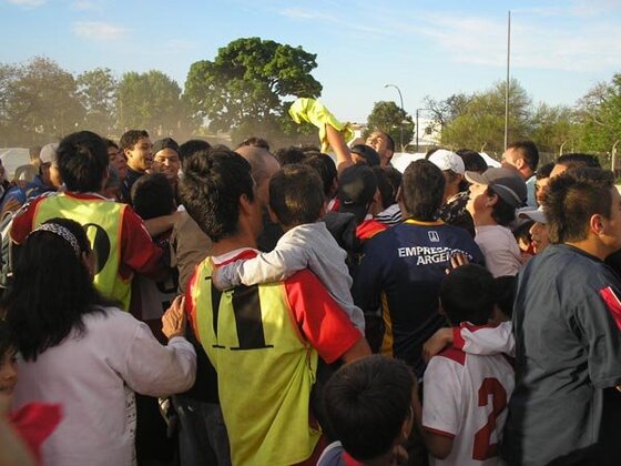 El público invadió para festejar y felicitar. De espaldas, con su hijo en brazos, Gustavo Vandemberghe.