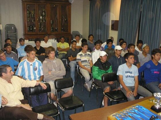 Los chicos del selectivo sub-15 escuchando las palabras de Mario Giammaría, el presidente de la Liga.