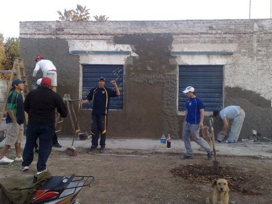 Los jugadores y directivos de Internacional pusieron manos a la obra, y le cambiaron la cara al lugar.