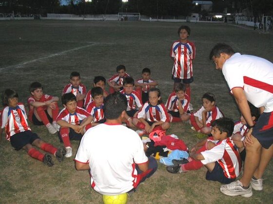 La charla técnica antes del esperado duelo final. Los chicos de Griffa saludaron a su rival muy educadamente.