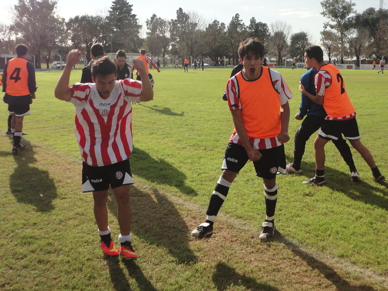 Desahogo. El banco de suplentes de Rosario estalla en el festejo de nuestro gol.