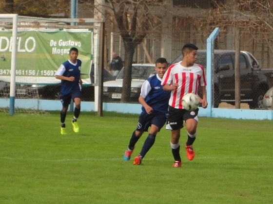 Alexis Cardozo, de Pablo VI, busca en retroceso los espacios. El Coco marcó nuestro gol.